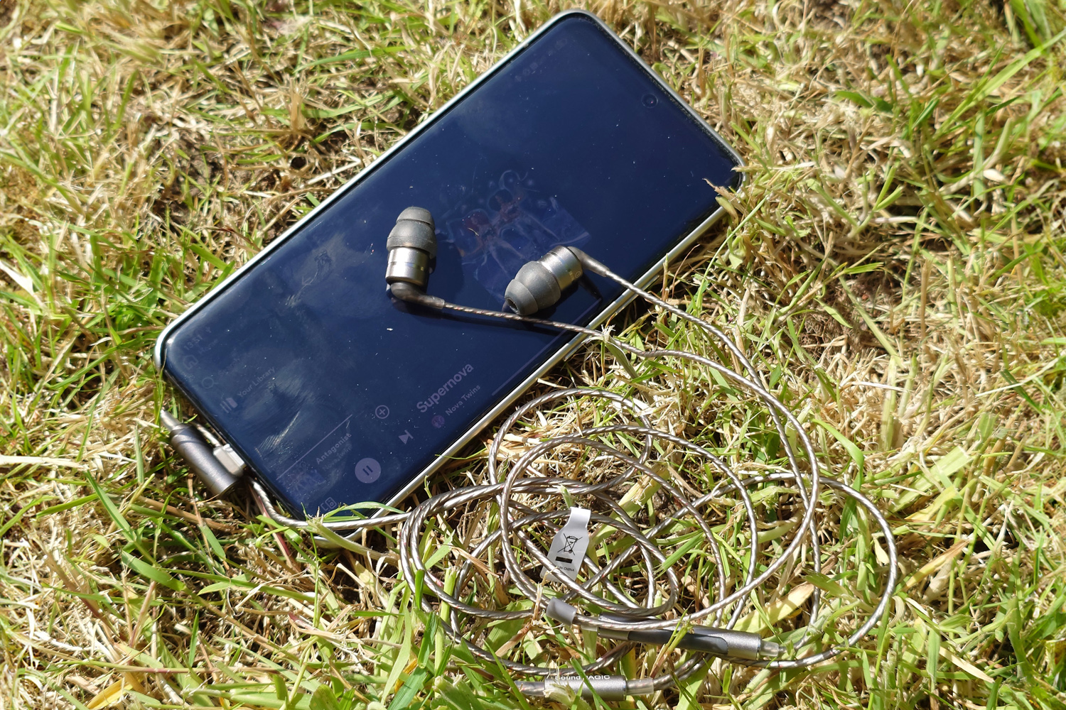 SoundMagic E80D review listening 1